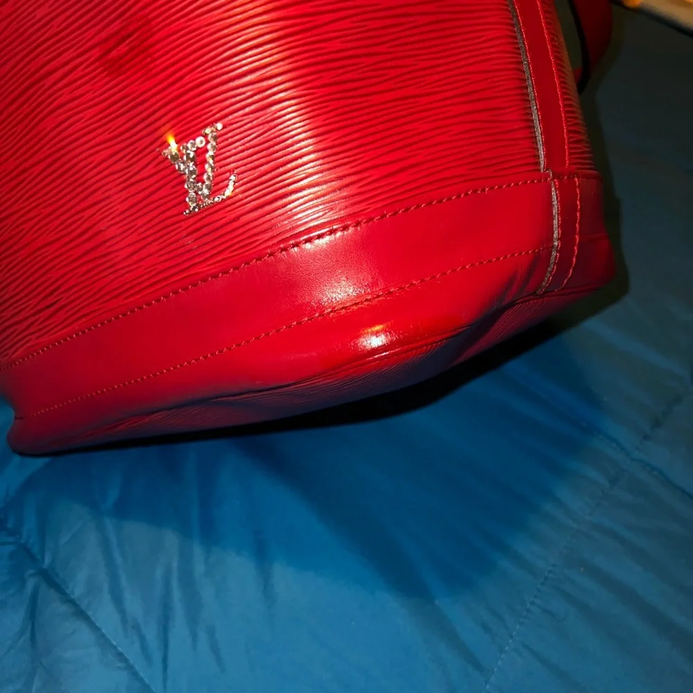 Beautiful Vibrant Red ❤️‍🔥Louis Vuitton Epi Noé customized with rhinestone’s ✨ - Picture 3 of 11